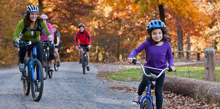 Niños y adultos montando bicicleta