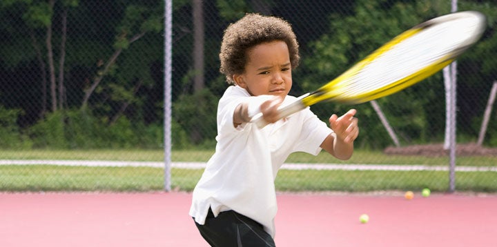 Nino jugando tenis