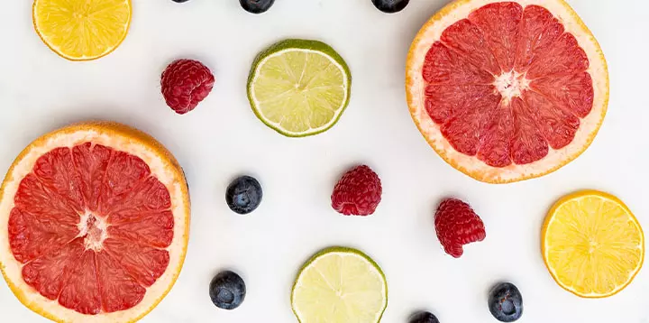 Diferentes frutas que sirven para merendar sobre la mesa 