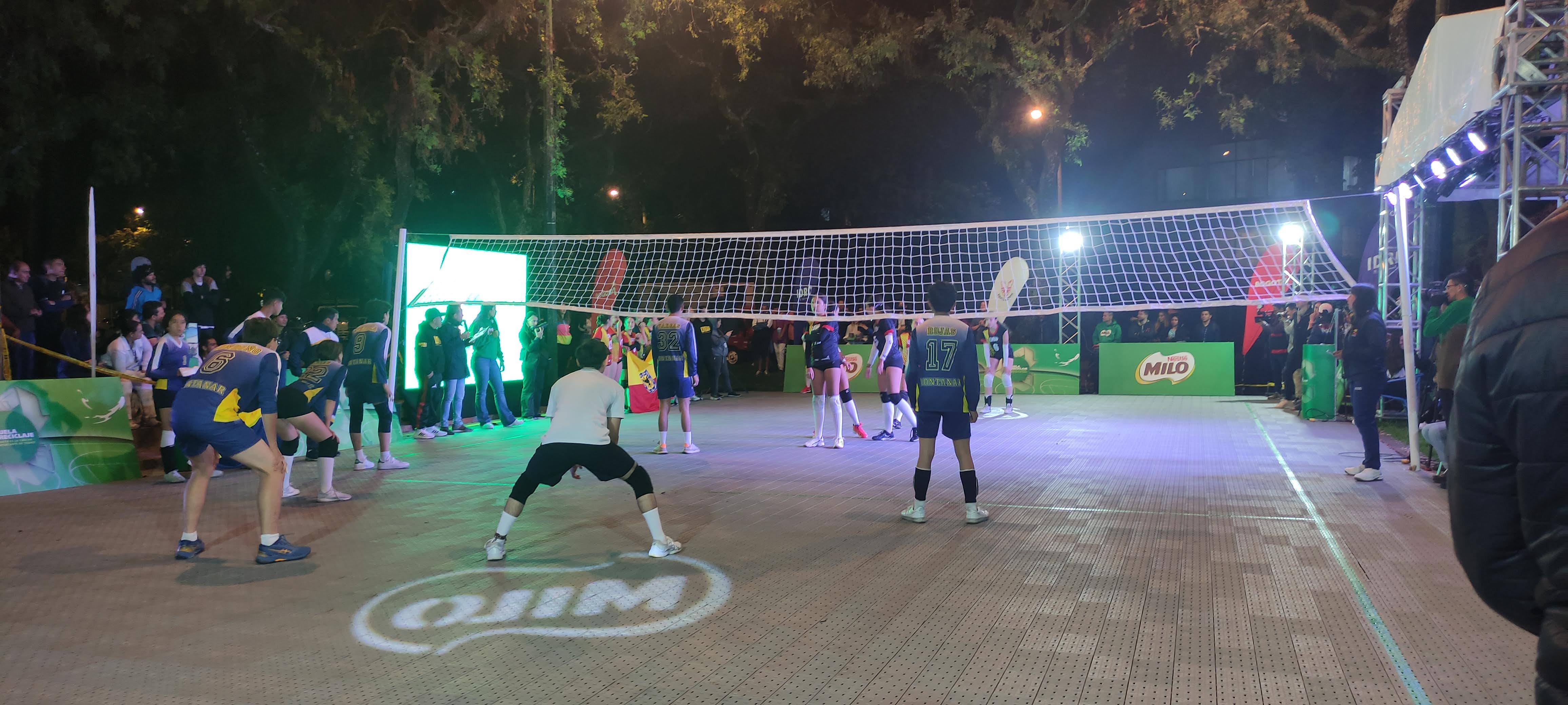 Hombres jugando voleibol en la cancha entregada por MILO®