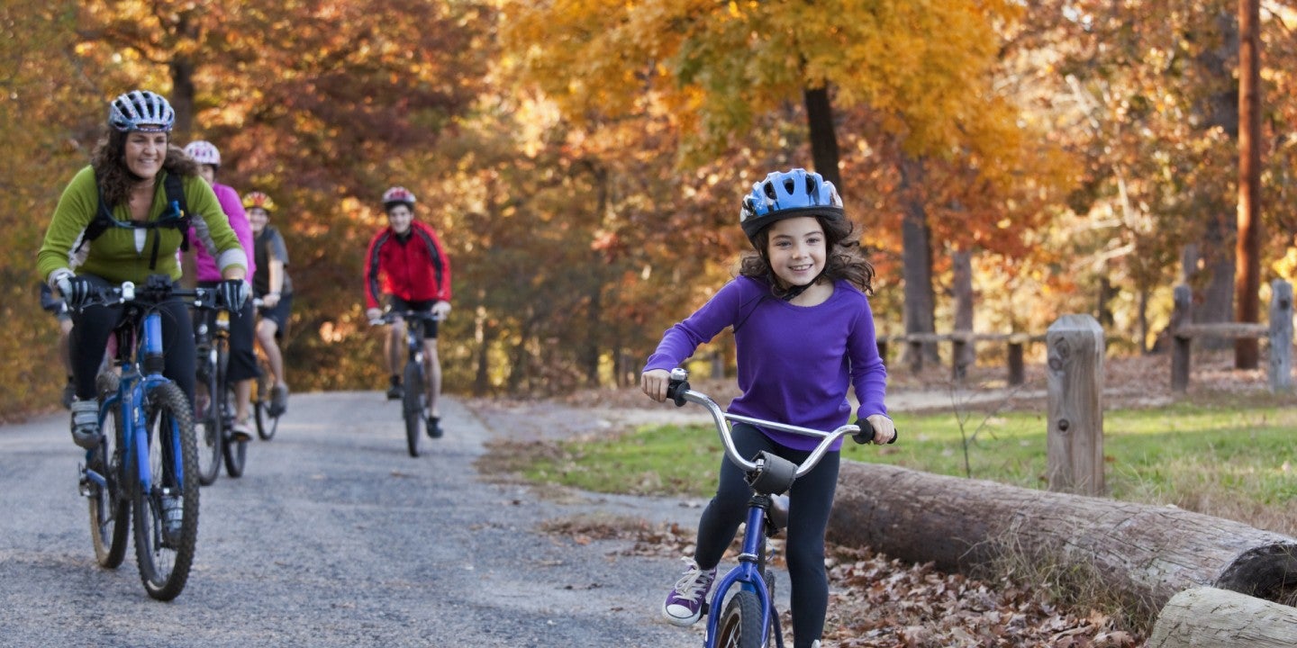 Niños montando bicicleta en un parque