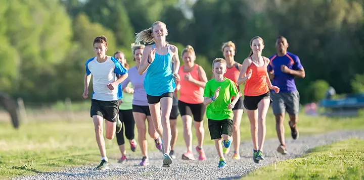 Niños practicando atletismo en un campo al aire libre 