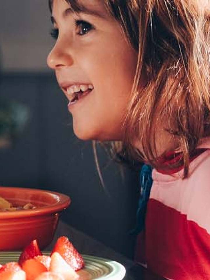 Una niña comiendo cereales para el desayuno