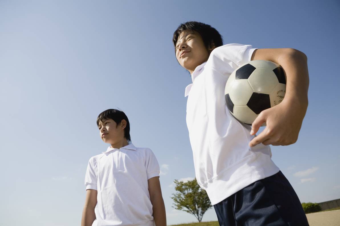 Dos jugadores de Fútbol Sala con un balón en la mano