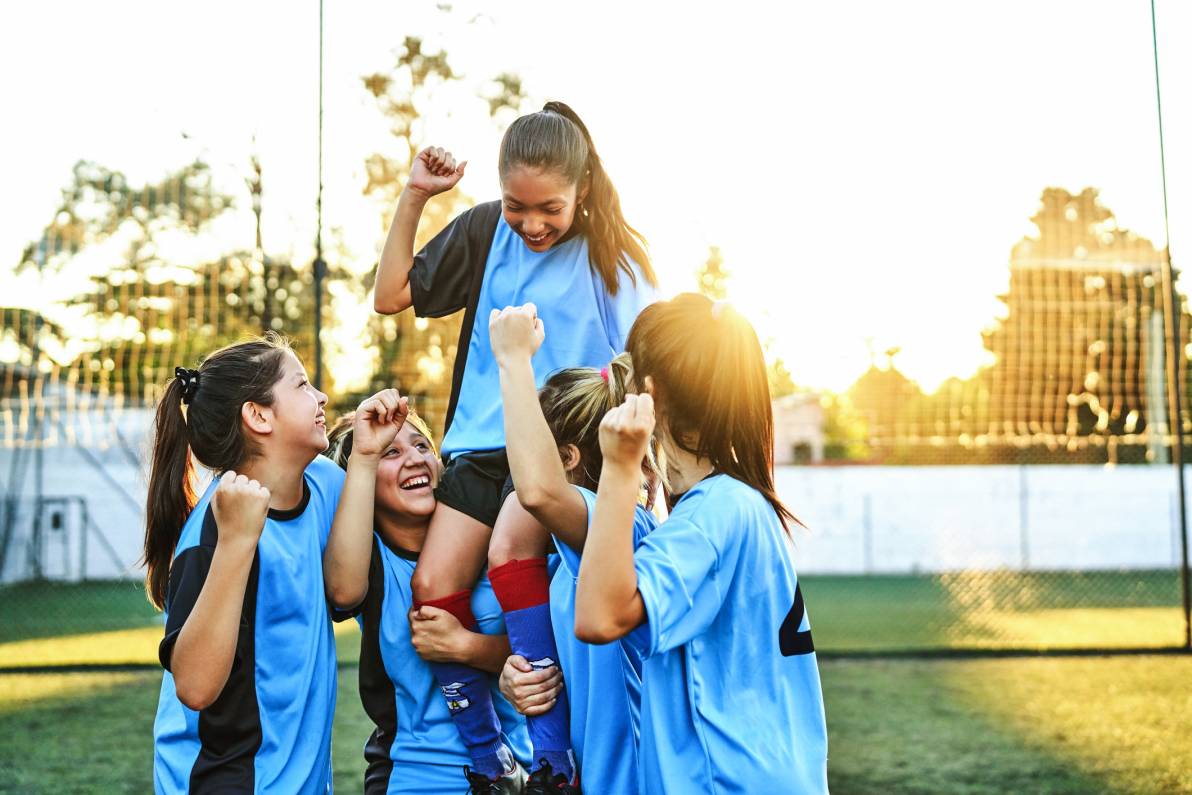 Niñas en una cancha celebrando un gol en fútbol Sala