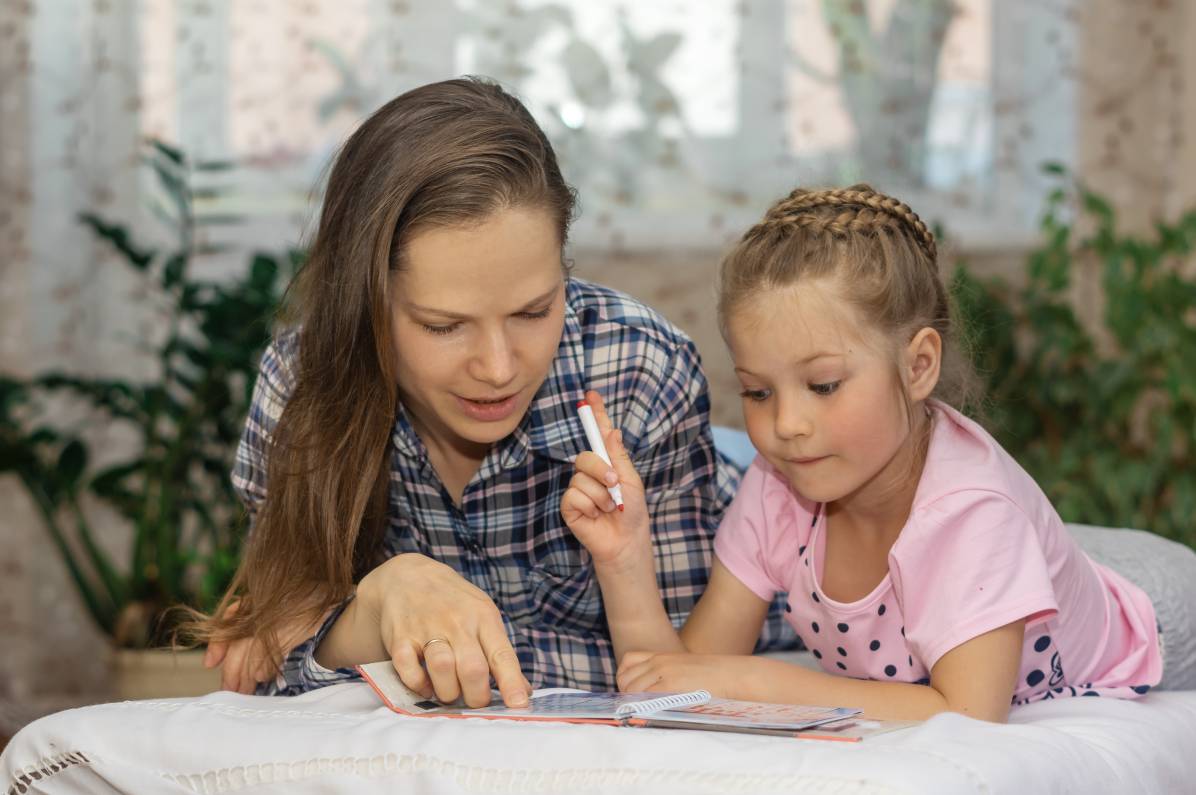 Mamá y su hija leyendo un cuento y compartiendo en familia