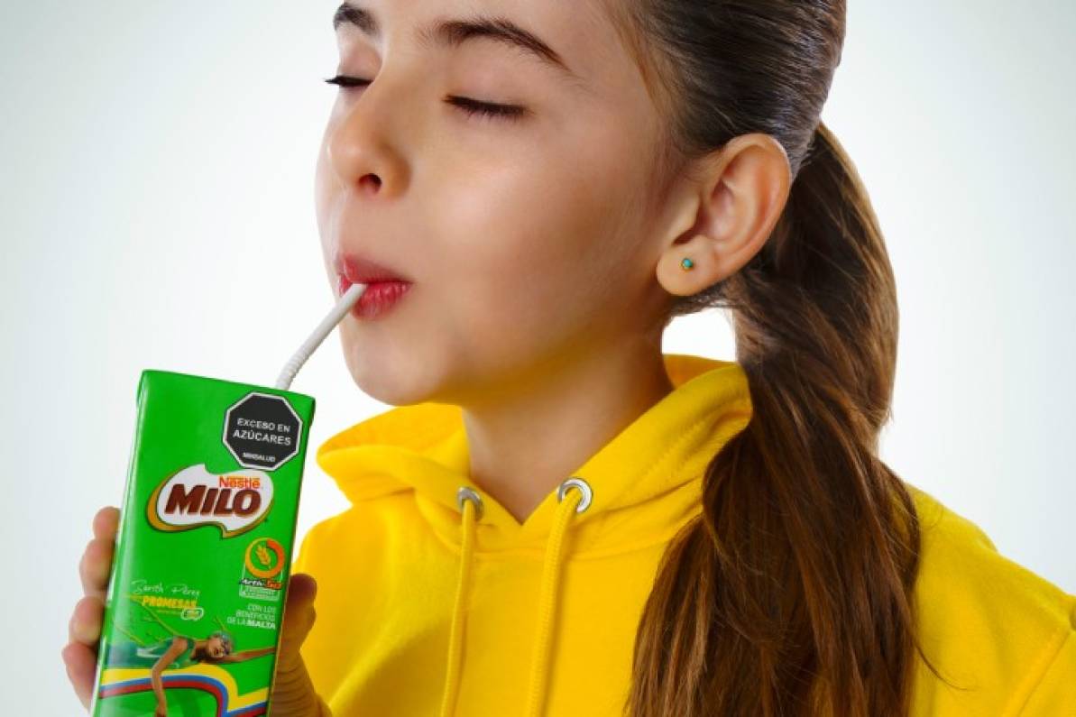 Niña tomando MILO® Cajita como parte de su desayuno antes de entrenar