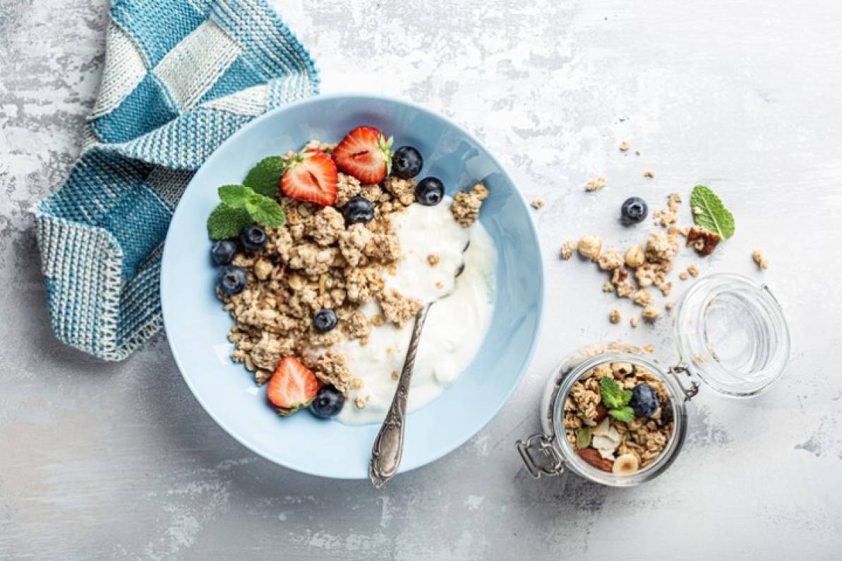 Yogurt con granola y frutas frescas