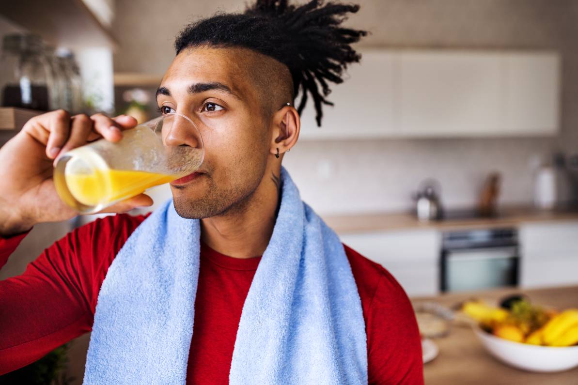 Hombre tomando jugo para hidratarse y recuperar la energía