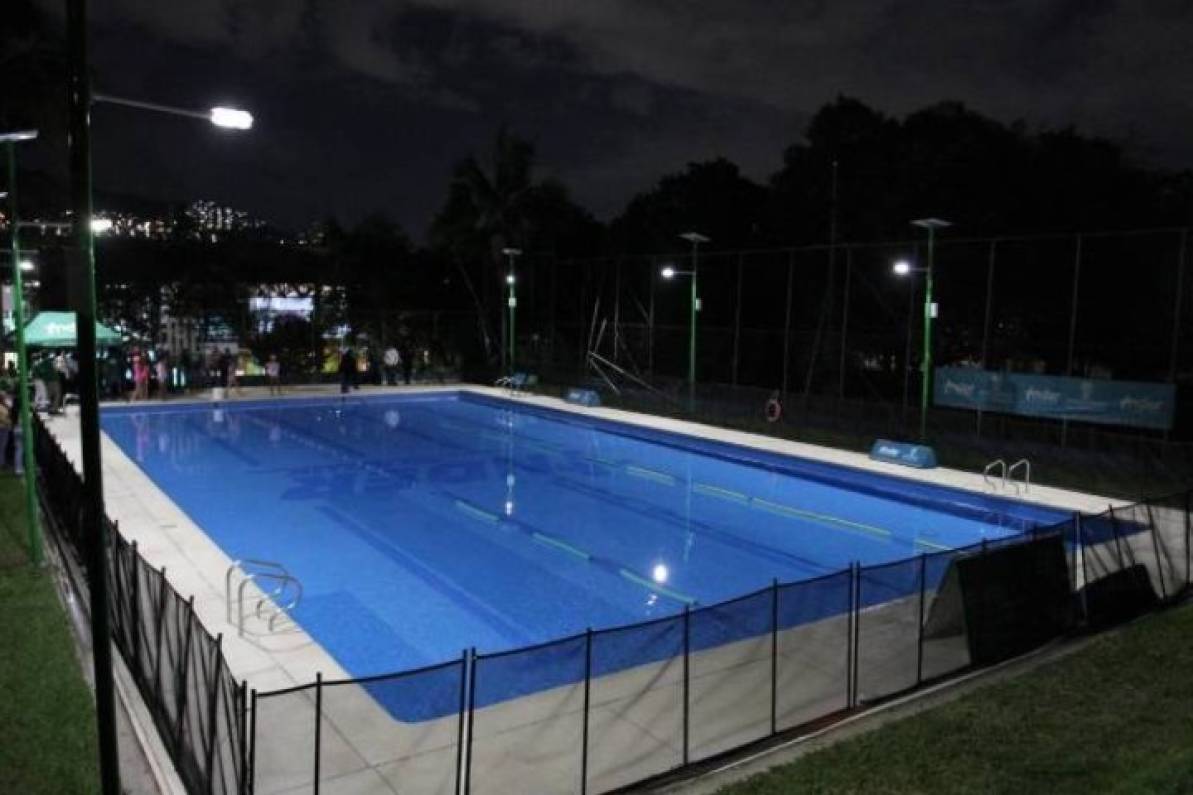 Piscina que fue iluminada por el proyecto de MILO®