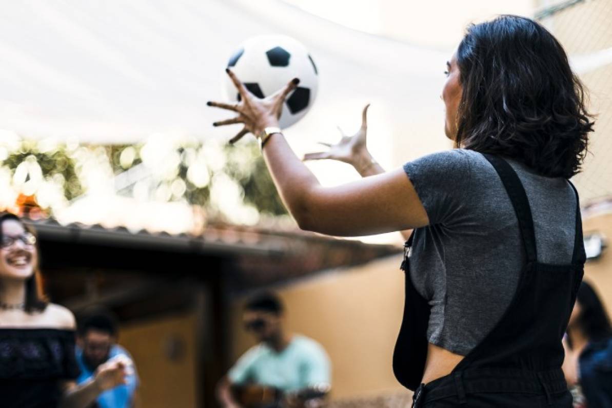 Mujeres jugando con un balón empezando en el balonmano