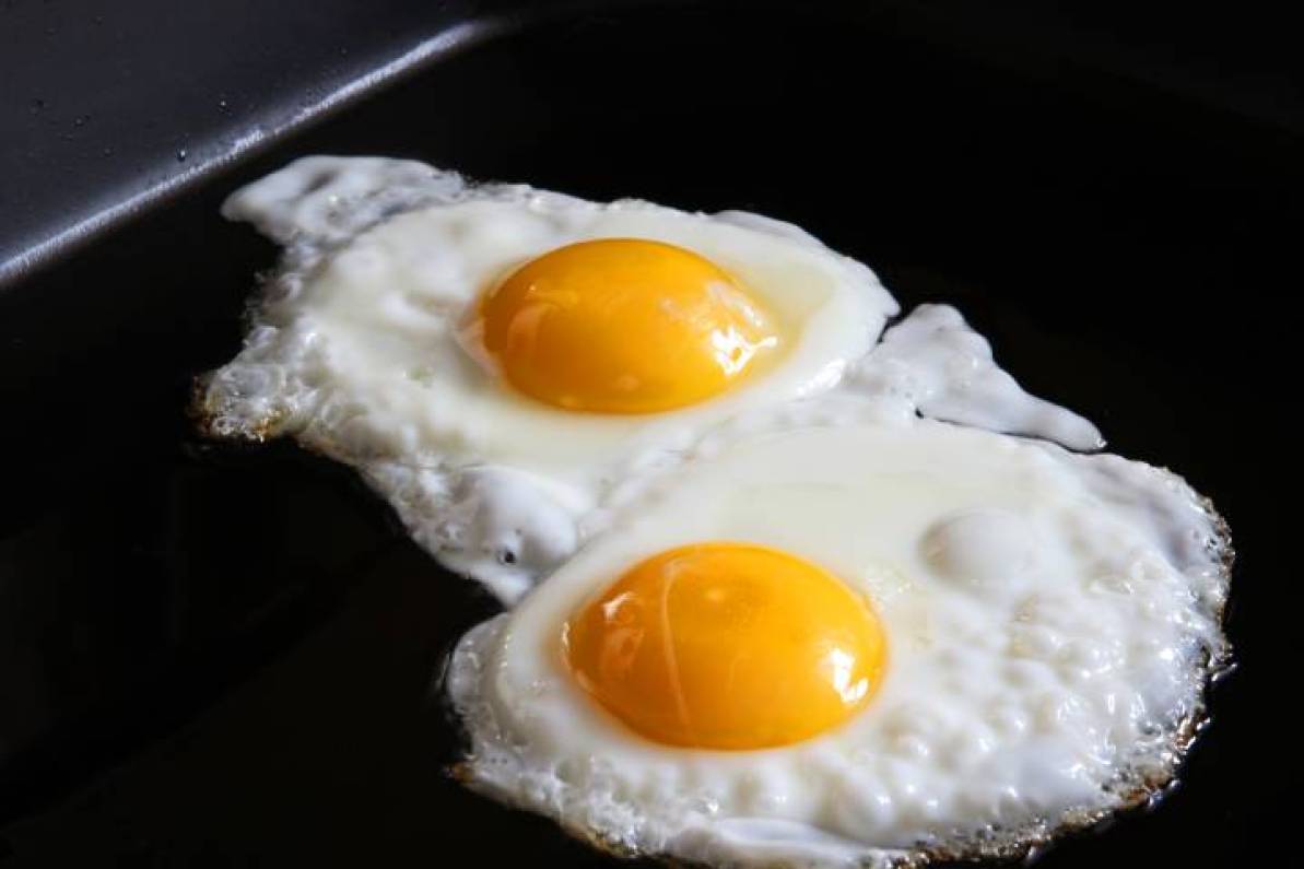 Huevos fritos, uno de los alimentos energéticos más consumidos